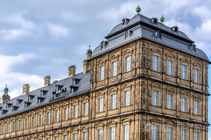 1604开始了以新的住所的建筑在大教堂正方形, 从1697年到1703左