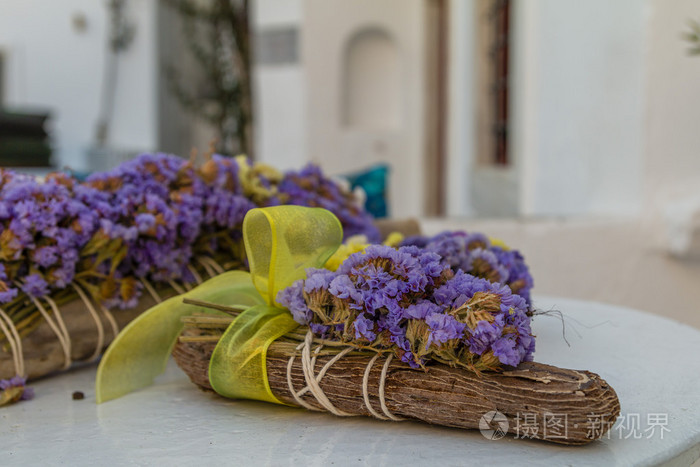 装饰与紫干燥花和黄色的丝带蝴蝶结