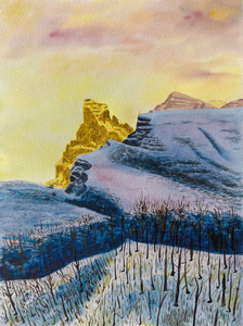 冬天山风景。积雪覆盖的斜坡与树木。日落的时间, 在背景是太阳照亮的岩石。纸上水彩画