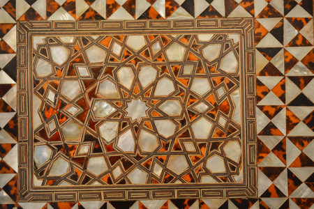 从伊斯坦布尔镶嵌着珍珠母的奥斯曼帝国艺术示例