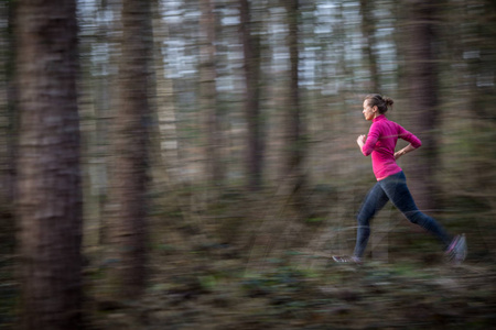 一位年轻女子在森林里跑得很快