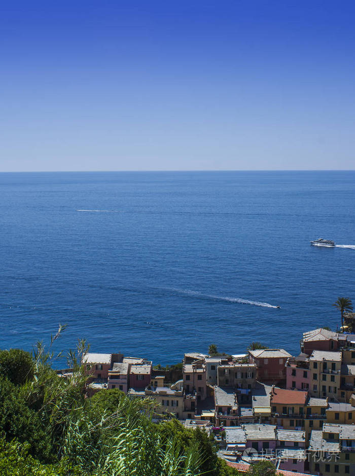 海的海岸线和清澈的蓝天.度假理念