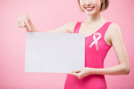 妇女采取白色广告牌与预防乳癌概念
