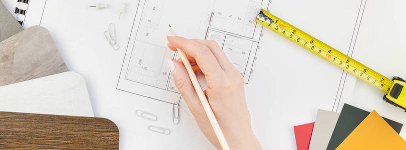 创意平面铺设长宽横幅顶部视图蓝图建筑平面项目计划和办公用品装饰白表工作区色板工具设备后台复制空间概念