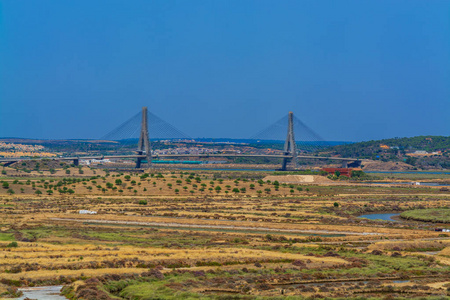 桥梁的看法谁连接葡萄牙到西班牙, 这座桥梁横渡 Guadiana 河并且是葡萄牙的最南部的边界