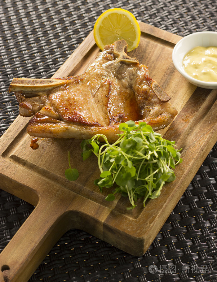 小牛肉切, pinenuts & 鳀鱼蒜泥蛋黄酱, 豆瓣菜 & 柠檬