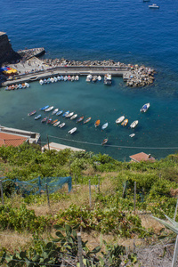 海上海岸线上的小船。Vernazza, 意大利