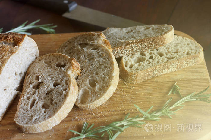 切板上的面包切片。Ciabatta。健康食品