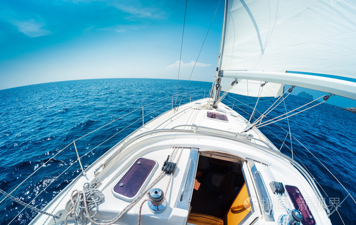 在大海中航行的游艇