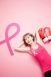 妇女躺在地板上, 并寻找某处与预防乳腺癌的概念