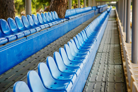 体育场看台上的空塑料椅