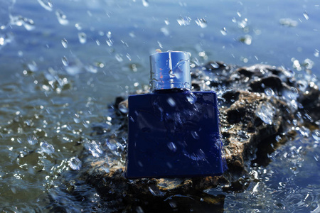 水溅的蓝色香水瓶图片