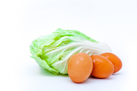 白菜和鸡蛋在白色的背景下，中国 cabba