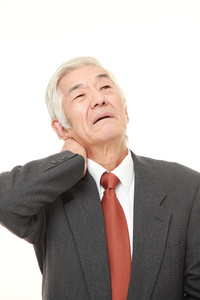 高级日本商人患有颈部疼痛
