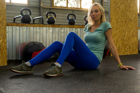 胖女人放松在窝室里图片