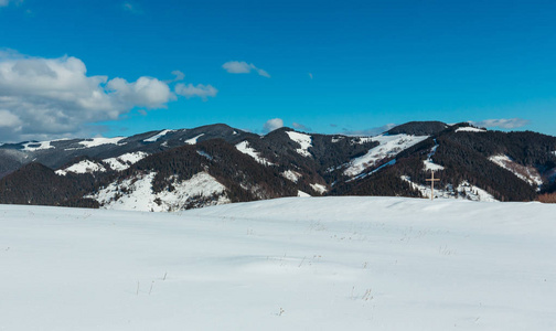 清晨，冬雪覆盖着如画的山脊和宗教