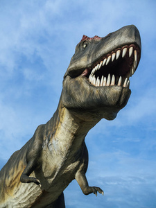 恐龙霸王龙在蓝天背景垂直样式照片