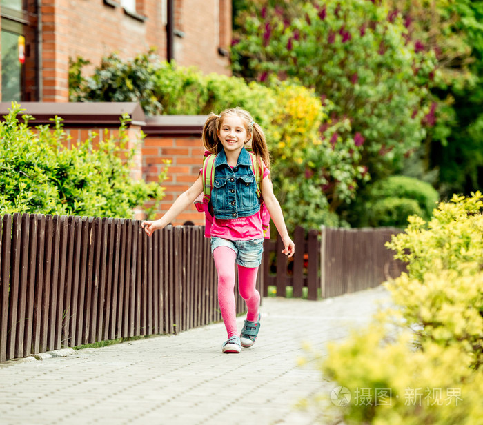 去上学的小女孩