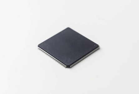 业务概念在白色背景下隔离的半导体集成电路芯片照片