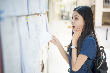 一名女大学生是令人兴奋与考试报告