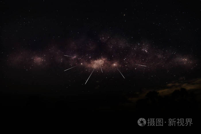 黑夜中的流星与银河和星尘