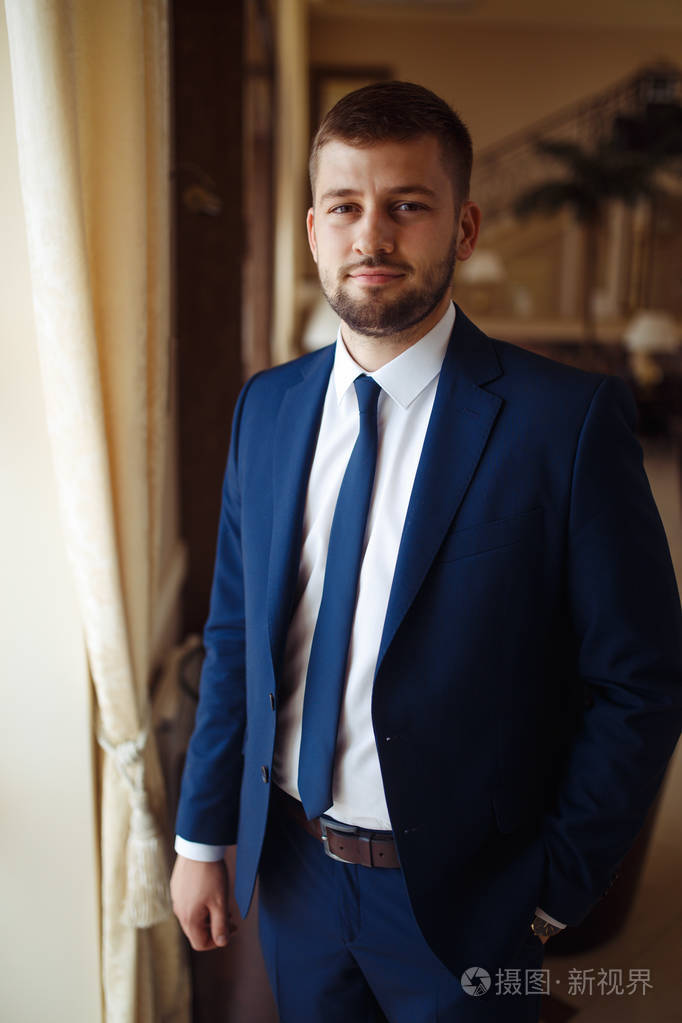 婚礼那天有个有钱的新郎优雅的服装和弓领带新郎.