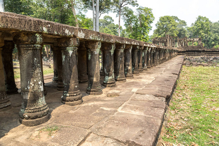 Baphuon 寺遗址是柬埔寨暹粒复杂吴哥窟的高棉古庙, 在夏季的一天