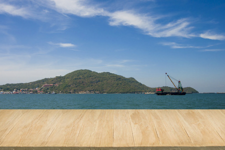 木地板与海视图和蓝色天空背景