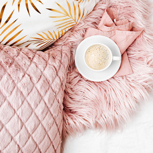 粉红色毛茸茸的格子咖啡杯的顶部视图