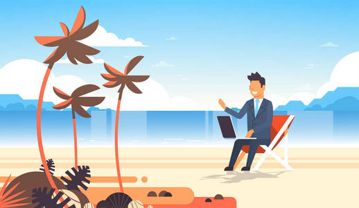 商人自由职业者远程工作地点海滩暑假热带棕榈岛商务男士套装使用膝上型电脑水平平板