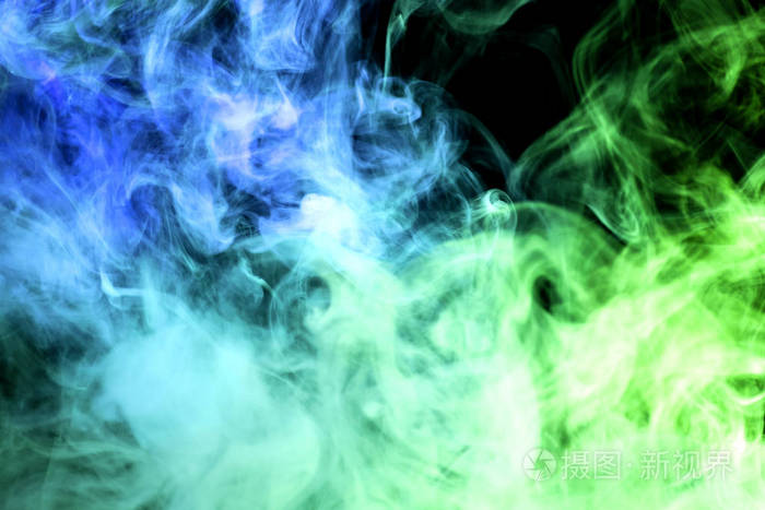 黑色背景上的绿色和蓝色烟雾