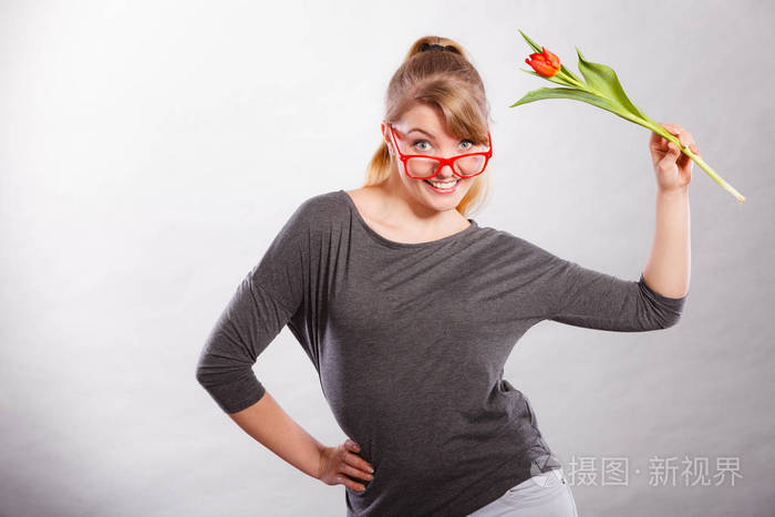 快乐微笑搞笑积极女性的人使郁金香的疯狂人物