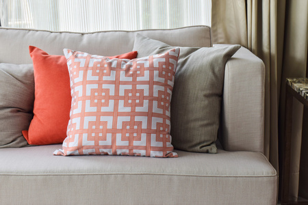 中国模式在橙色和深橙色和灰色枕头上轻灰色沙发套