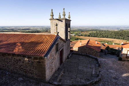 在葡萄牙维亚纳的历史村第十三世纪建立的 Rocamador 夫人罗马式教堂全景图
