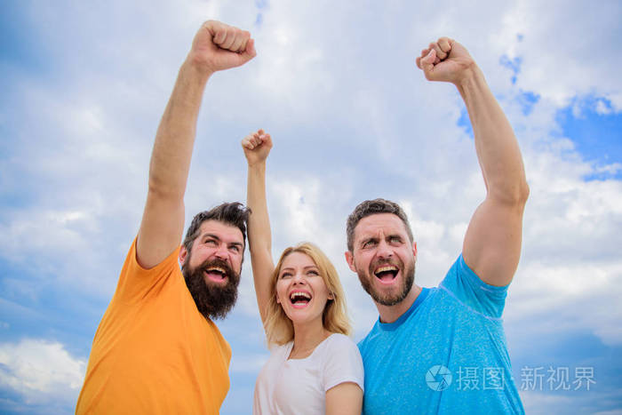 女人和男人看起来成功的庆祝胜利的天空背景.