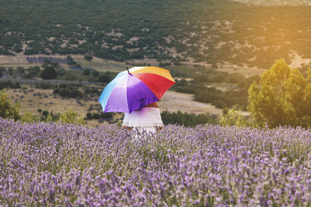 土耳其 Isparta 的芳香薰衣草场与女孩和雨伞