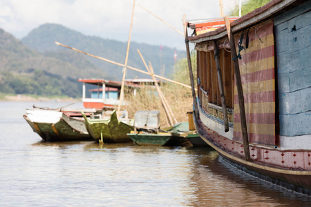 在老挝 Mekomg 河上的彩色小船