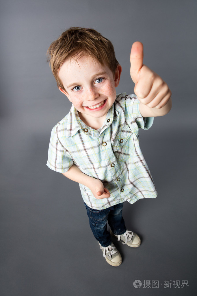 笑着说好以大拇指了前景中的 redhair 儿童