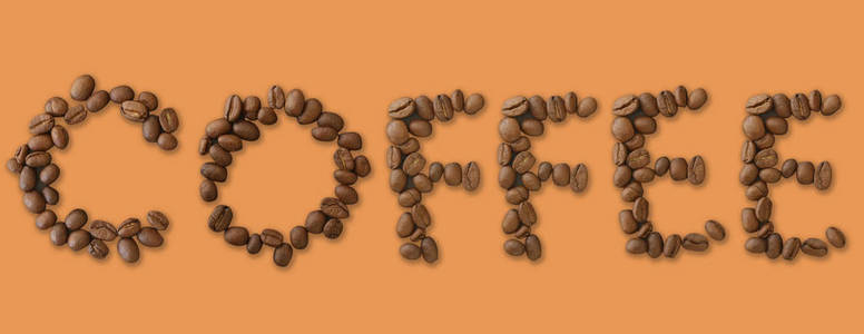 咖啡豆在棕色背景下的茶字特写概念