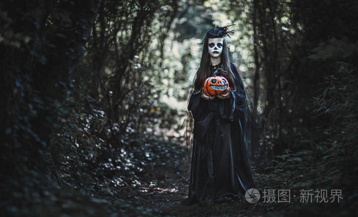万圣节快乐!在佛瑞斯的一个南瓜在巫婆服装可怕的恐怖的孩子女孩