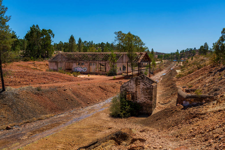 葡萄牙 Alentejo Domingos 村的废弃矿井观