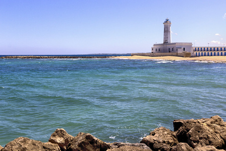 在海滩上，Salento 灯塔