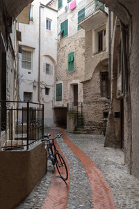 典型的意大利狭窄的街道, Dolceacqua, Imperia 省, 利古里亚地区