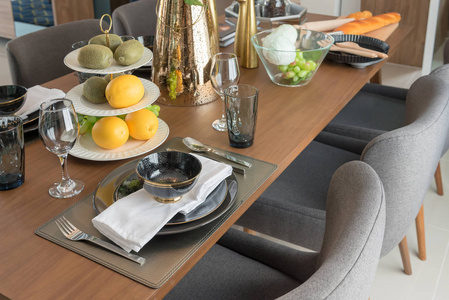 现代餐桌上的木餐桌上的现代餐桌, 室内设计理念