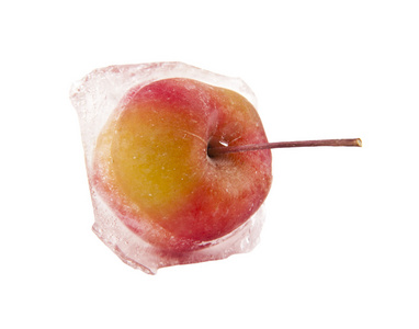 冰冻的松苹果玻璃杯和一罐冰镇桑格里亚酒,桌子上有草莓,橘子,苹果和