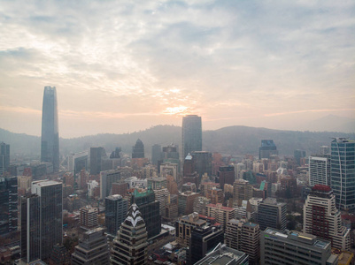 从上面的现代城市景观。圣地亚哥 de 智利从空气