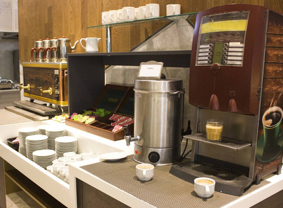传统的土耳其茶壶和咖啡机在酒店