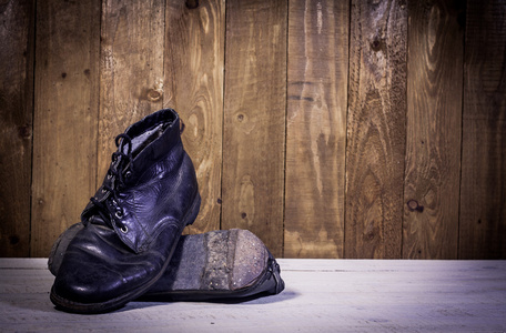 黑色靴子站在木地板上