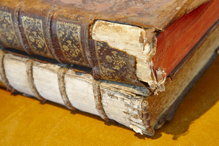 古色古香的破书在一个黄色背景。文学