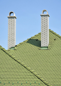 绿色屋顶瓦片和白砖烟囱